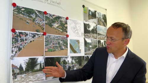 SPD-Fraktionschef Peter Lames erläutert die Folgen des letzten Hochwassers