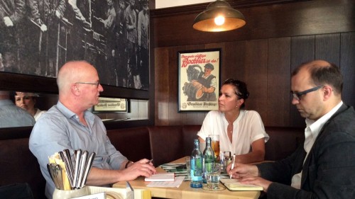 Tatjana Festerling im Gespräch mit Winfried Schenk und Jan Frintert. Foto: dehli-news.de