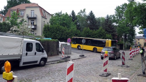 Derzeit wendet der Bus dann über die Arno-Holz-Allee