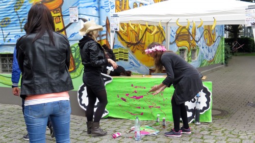 Die Damen bemalen nur ihren Stand.