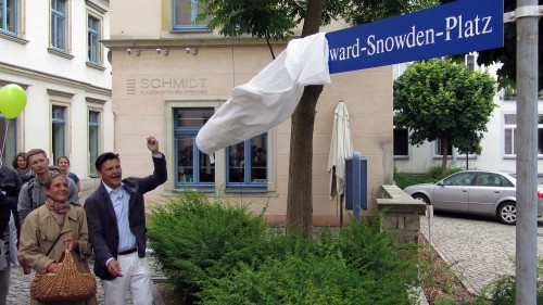 Markwart Faussner enthüllt das Schild für den Edward-Snowden-Platz