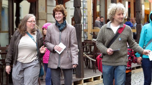 OB-Kandidatin Eva-Maria Stange mit grüner Eskorte.