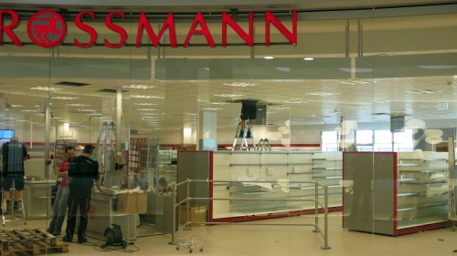 Die Rossmann-Filiale von der Alaunstraße zieht ins Obergeschoss.