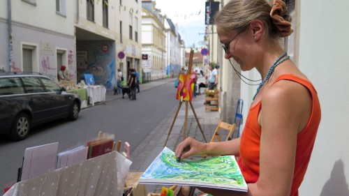 Künstlerin Antje Seewald vor dem "Ziegelwerk"