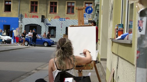 Malerin mit Blick auf die Alaunstraße