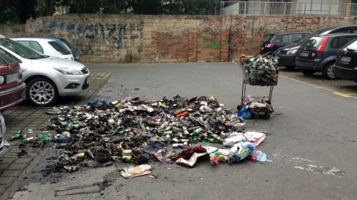 Die Brandstelle auf dem Parkplatz an der Böhmischen Straße.