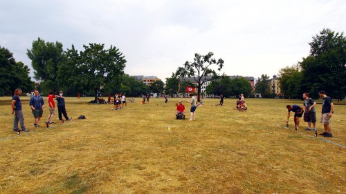 Am Sonnabend Nachmittag vor dem Regen. Flunkyball-Turnier auf dem Alaunplatz. Foto: Youssef Safwan