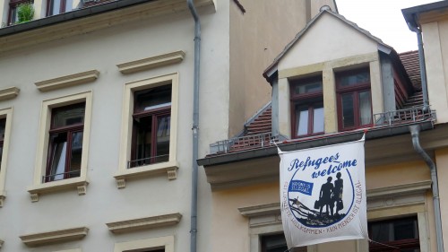 In der Neustadt steht es an etlichen Häusern: Flüchtlinge sind hier willkommen. 