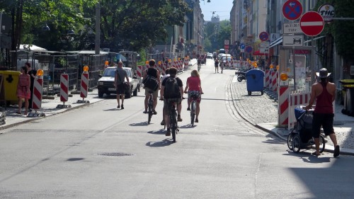 Während sich nur wenige Autofahrer über das Verbot hinwegsetzen, ignorieren es die meisten Radler.