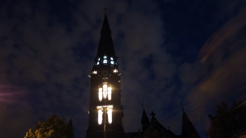 Der Glockenturm, beleuchtet von Ruairí O'Brien.