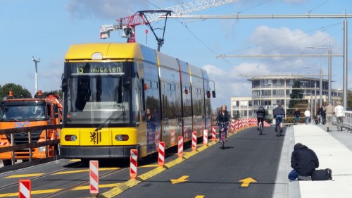 Neben der Straßenbahn können jetzt Radfahrer und Fußgänger wieder die Brücke nutzen.