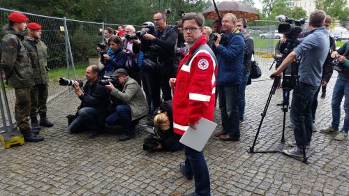 DRK-Kreischef Lars Rohwer bedankte sich bei den Firmen, die  ihre Mitarbeiter für das Engagement freistellen.