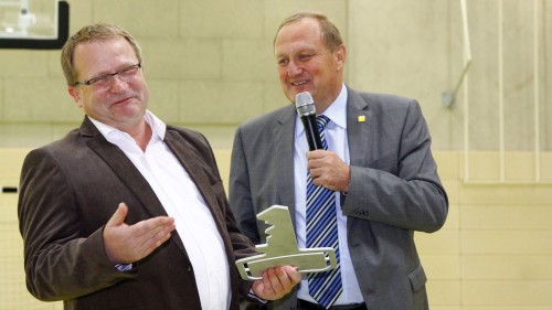 Schulleiter Karsten Jonas bekommt von Bürgermeister Winfried Lehmann einen symbolischen Schlüssel überreicht. Foto: Youssef Safwan