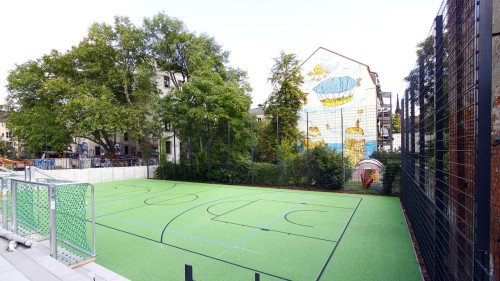 Hinter der Halle gibt es noch ein Sportfeld unter freiem Himmel. Foto: Youssef Safwan