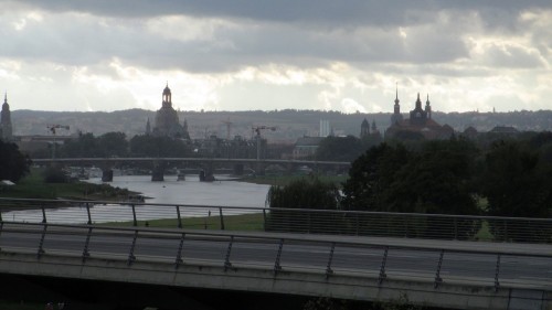 Getrübt wird der romantische Blick auf die Waldschlösschenbrücke nur von der hervorstechenden Frauenkirche.