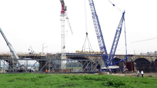 Behlfsbrücken-Demontage an der Albertbrücke