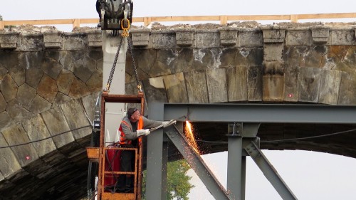 Schweißer demontiert die Behelfsbrücke