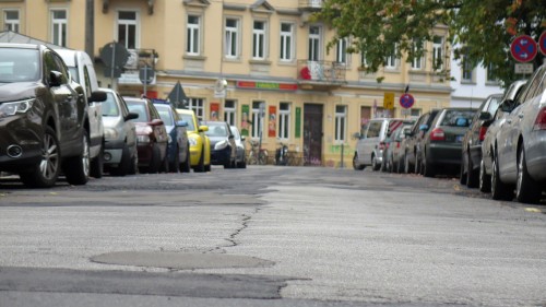 Der Straßenbelag und der südliche Fußweg werden erneuert.