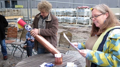 Grünen-Stadtradt Torsten Schulze und Schwafelrunden-Sprecherin Ulla Wacker während der Hülsenbefüllung