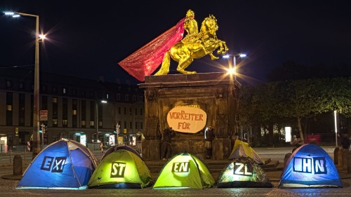 Zelte am Goldenen Reiter - Foto: ENS