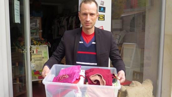 Axel Steier ist Mitorganisator des Dresden-Balkan-Konvois - im Umsonstladen werden Kleider gesammelt.