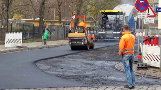 Die Straße "Alaunplatz" neben dem Kindergarten wird zurzeit schick gemacht.