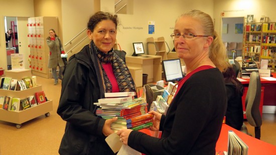 Buchhandlungschefin Christine Polak hat die Bücher persönlich bei der Bibliothekarin Elisabeth Schäckel abgegeben.