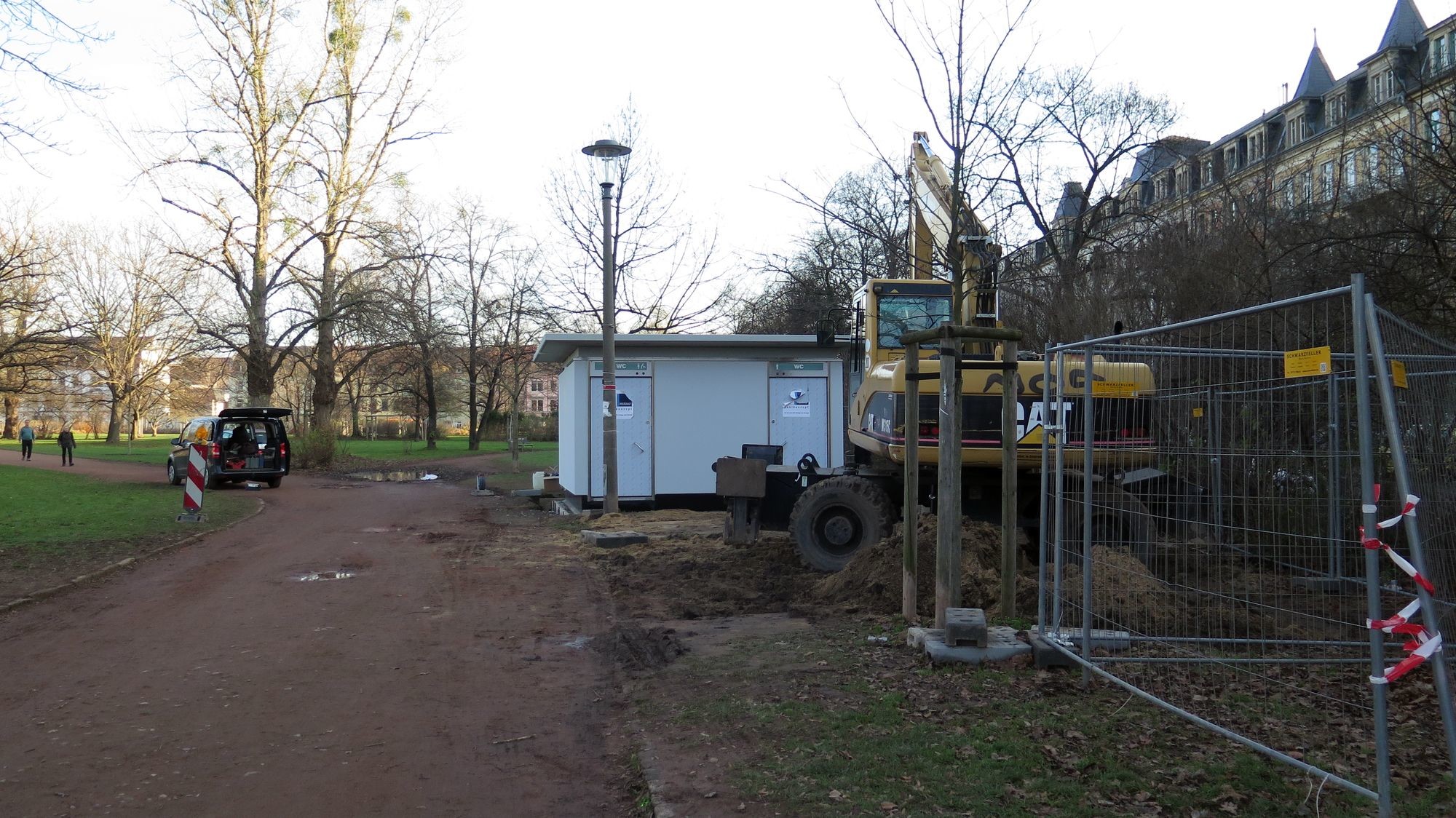 Toilettenhaus am Alaunplatz steht schon. Eröffnung im Frühjahr.