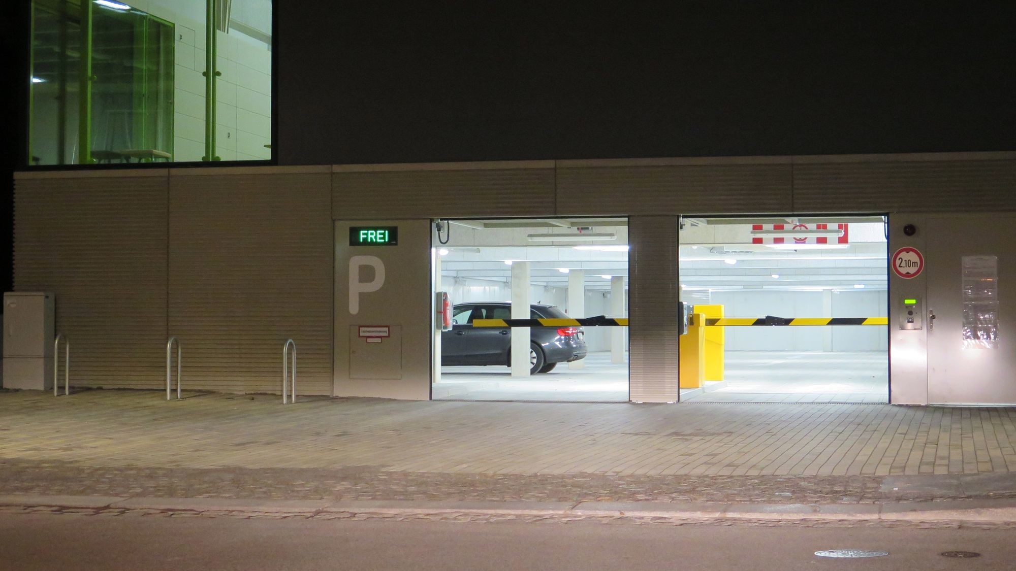 Garage unter der Turnhalle ist benutzbar.