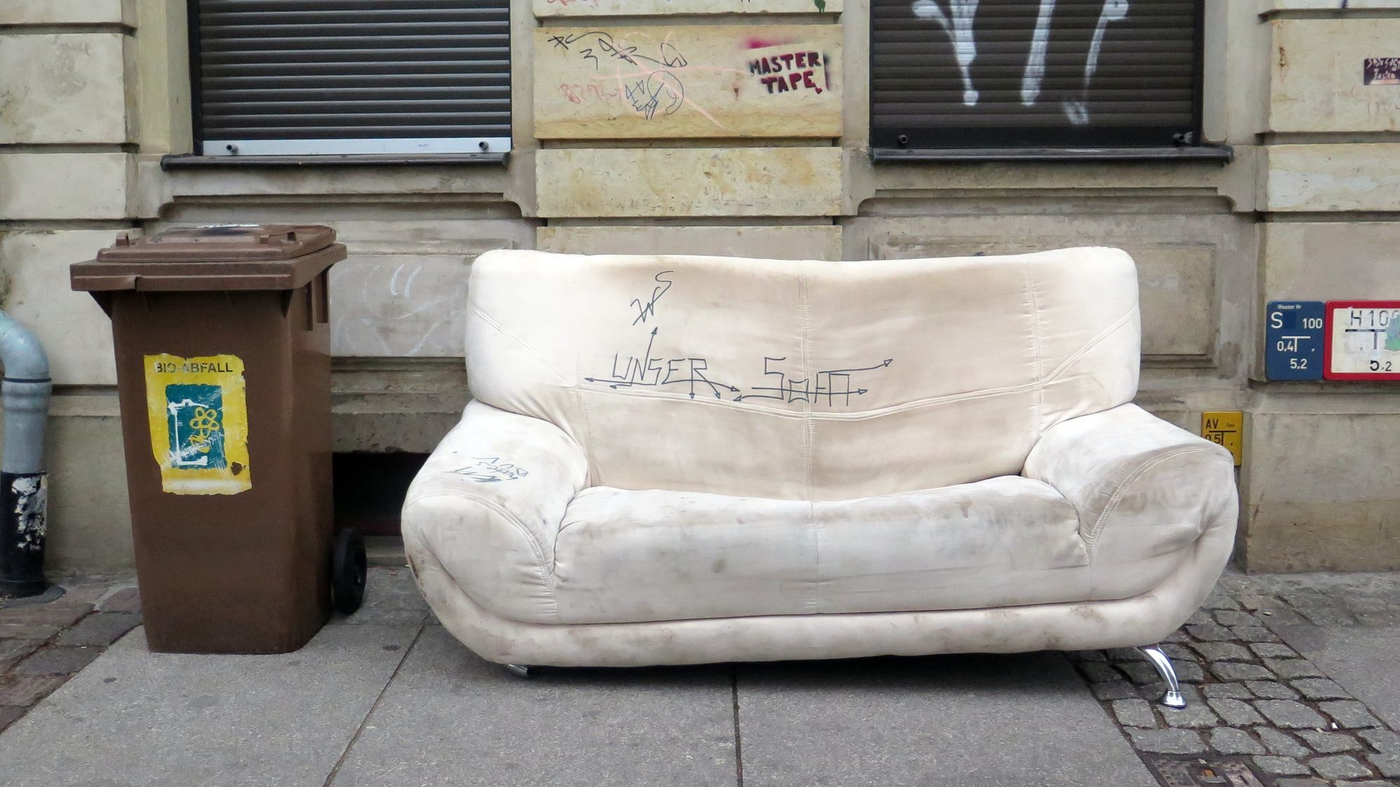 Haushalt-Sammlung - unser Sofa? Gesehen auf der Kamenzer Straße.