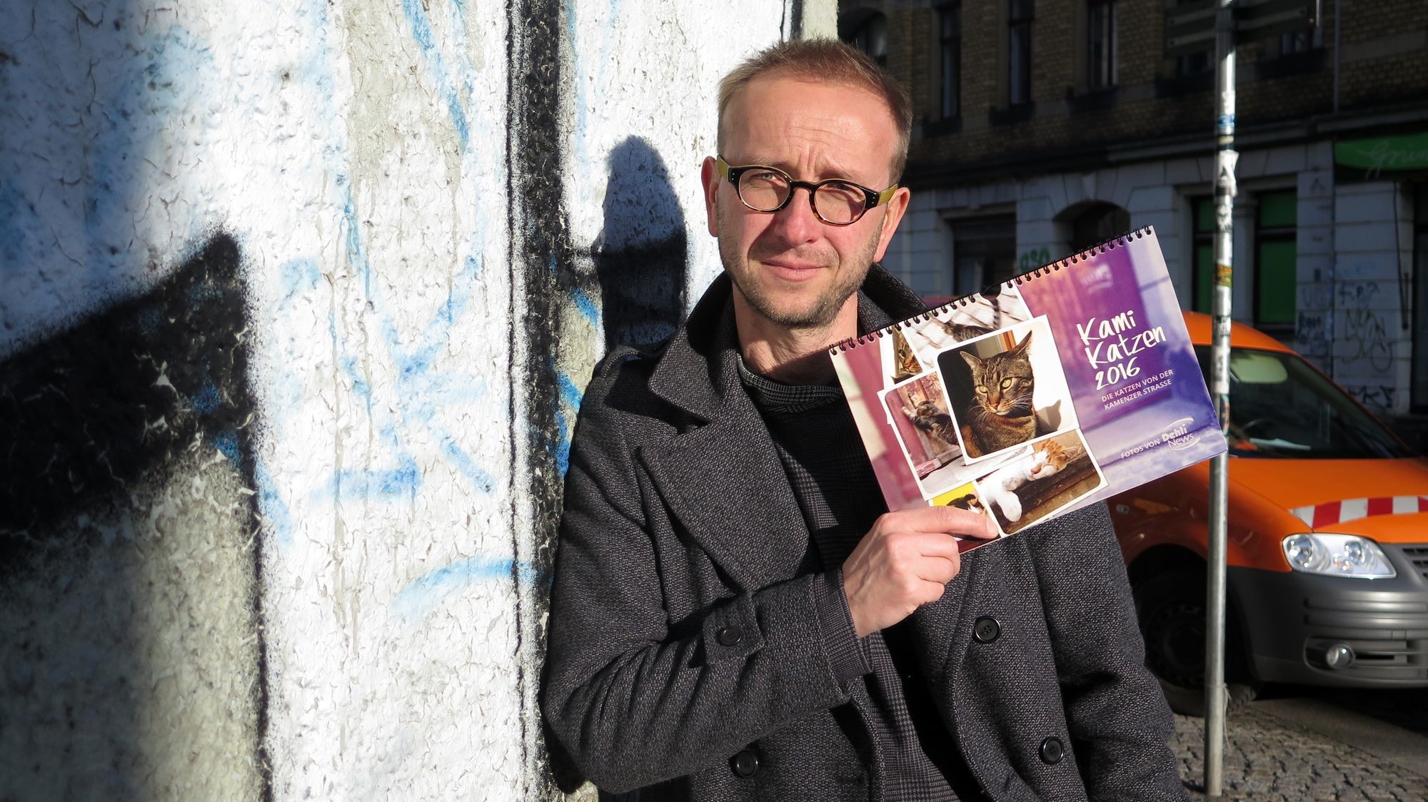 Fotograf Dehlis mit Katzenkalender