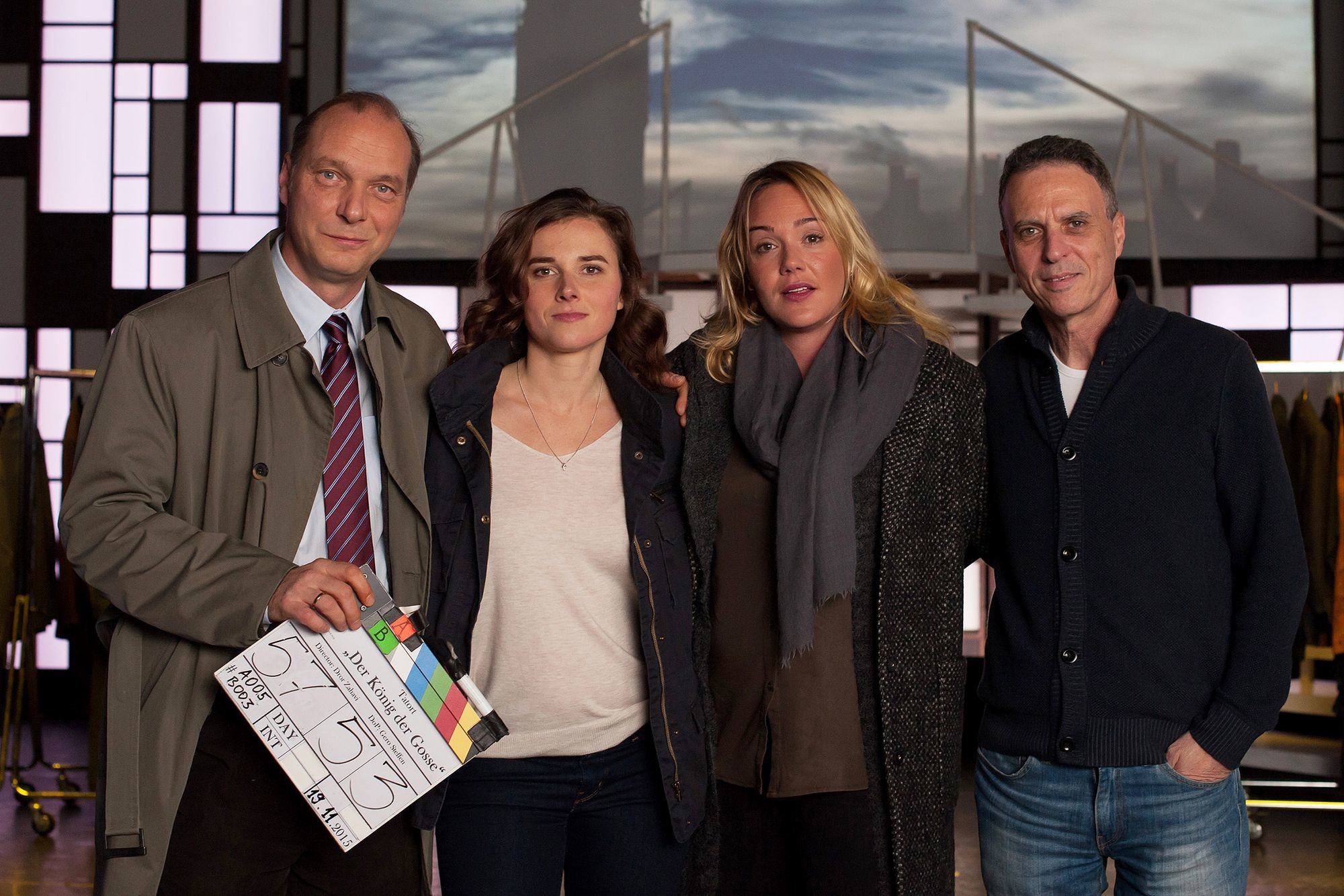 Drehstart Tatort "Der König der Gosse" (AT).  Martin Brambach, Karin Hanczewski, Alwara Höfels und Regisseur Dror Zahavi (v.l.). Foto: "obs/MDR/MDR/Gordon Mühle"