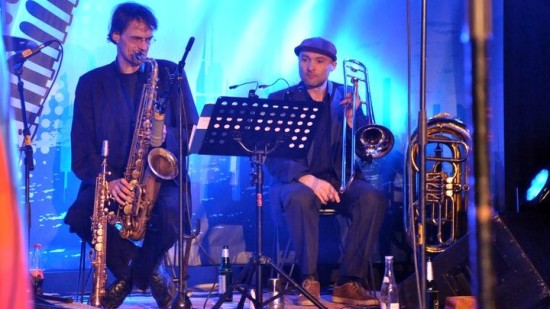 Teile des Neujahrsorchesters: Jens "Bügge" Bürger (Saxophon), Micha Winkler (Posaune) Foto: Angela Stuhrberg