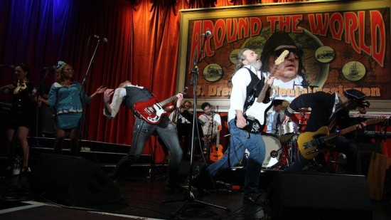 Sascha Aust und Uwe Stuhrberg beim Eröffnungssong "Rock'n'Roll all over the World" zum Neujahrssingen 2015. Foto: Richard Ritzkowski