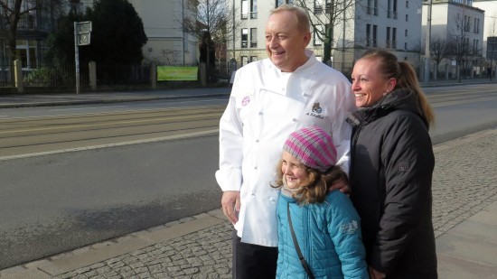 Noch schnell ein Foto mit dem Starkoch. Amelie und Claudia Richter freuen sich.