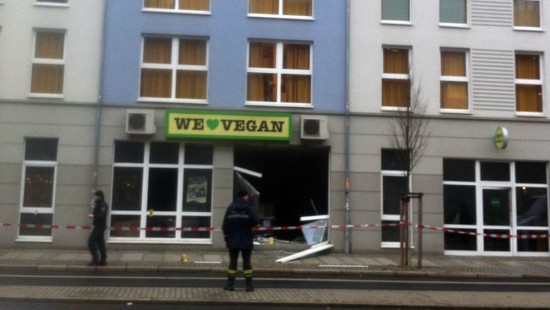 Die Polizei sichert den Vegan-Supermarkt ab.