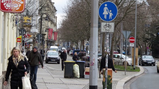 Zustand zurzeit, von der Alaunstraße kann man ganz legal über den Fußweg auf die kleine Bautzner und dann dort entgegen der Fahrtrichtung fern der Bundesstraße radeln.