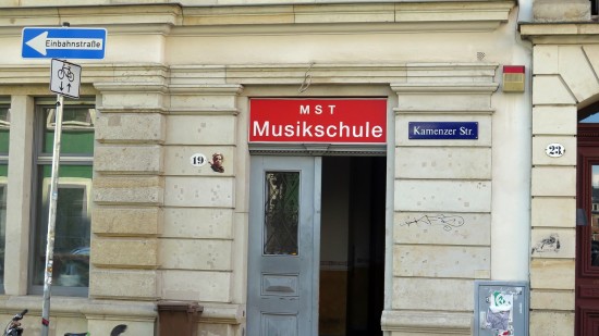 Die Musikschule ist noch da, im Obergeschoss.