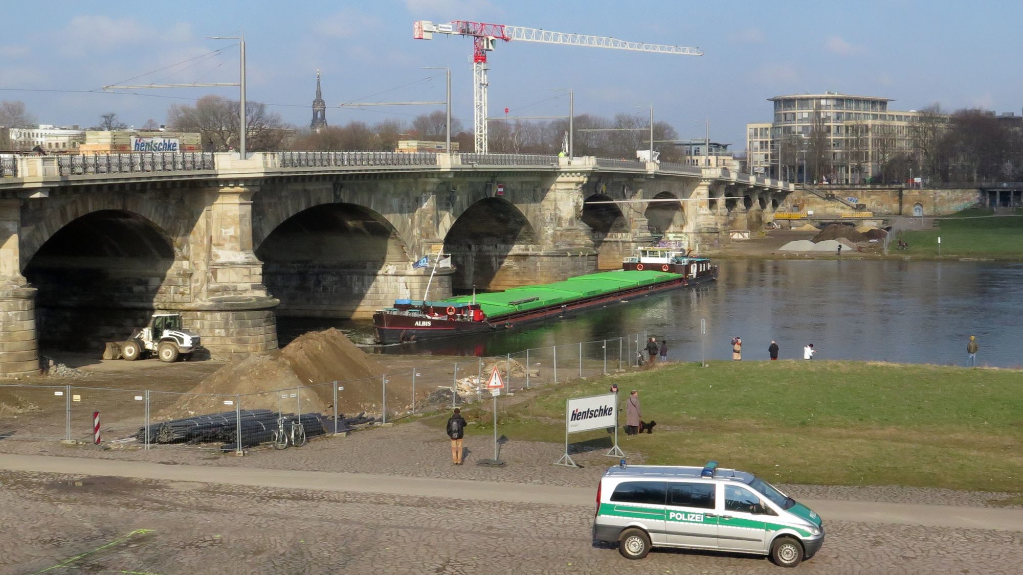 Die Polizei hat das Treiben der Schaulustigen vor Ort im Blick.