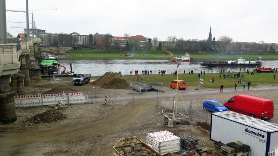 Noch tummeln sich reichlich Schaulustige am Ort des Geschehens, ab 11.30 Uhr soll die Fläche aus Sicherheitsgründen gesperrt werden.