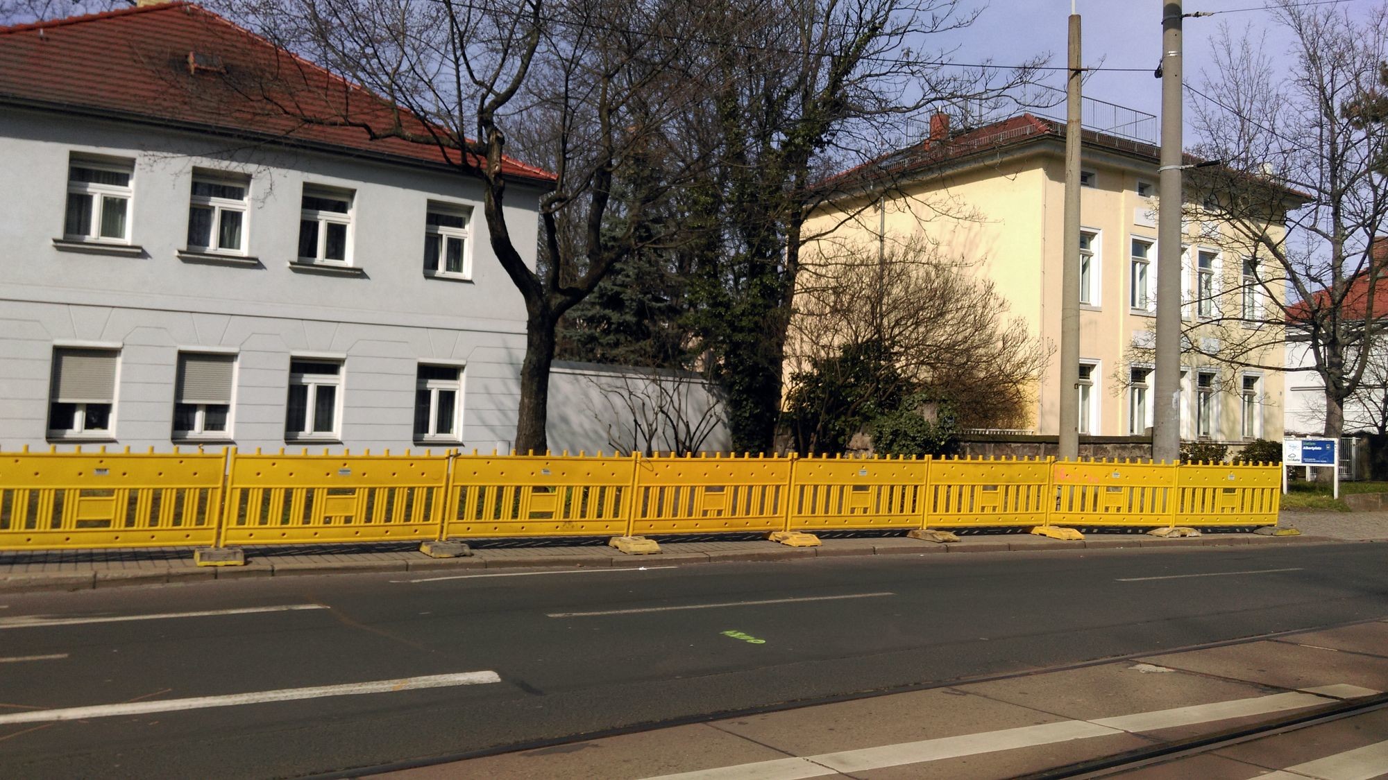 Umleitung-Koenigsbruecker-Strasse: Der Baustellen-Zaun an der Königsbrücker Straße