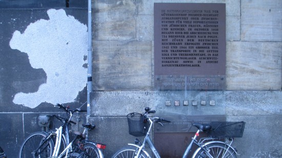 Die Gedenktafel am rechten Eingang der Halle erinnert an zwei Deportationszüge von Dresden nach Riga (1942) und ein Jahr später nach Auschwitz
