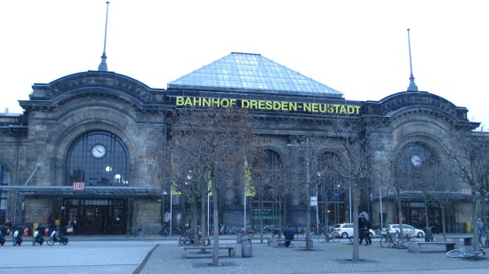 Blick auf die Front des Bahnhofs Dresden-Neustadt