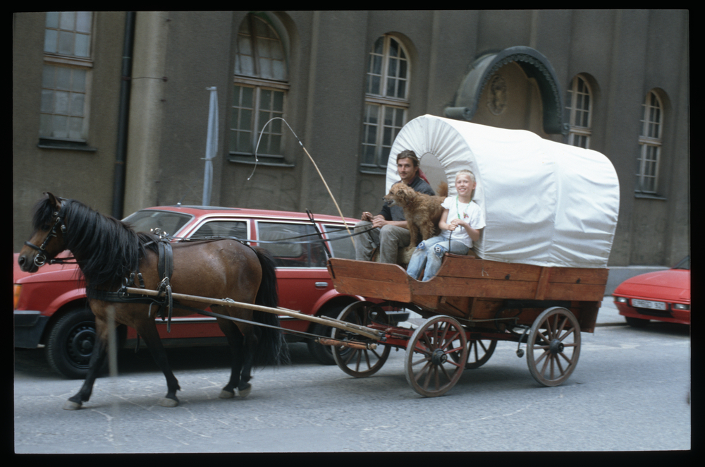 Der erste Großstadtindianer Dresdens, Jens Kalanke, war in den 90ern Mitbegründer des Panama. Gern zog er mit dem Planenwagen durch die Neustadt. Foto: Archiv/Lothar Lange