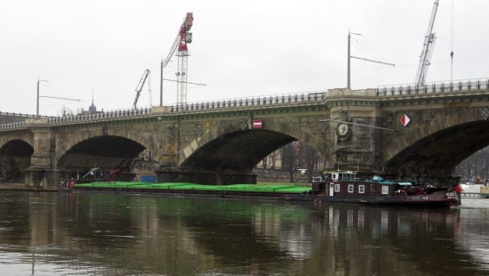 Tschechischer Frachter blockiert die Elbe