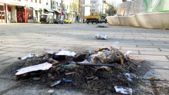 Der Dreck wird zu kleinen Häufchen zusammengekehrt.