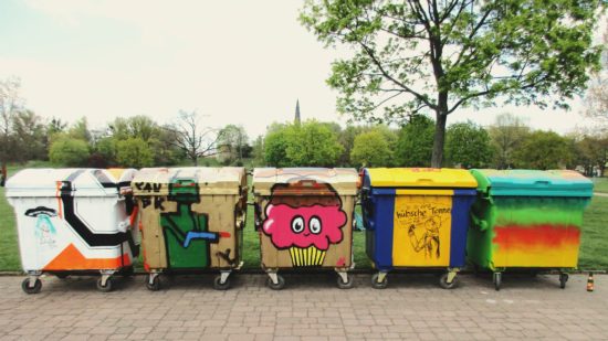 Neue bunte Mülltonnen im Alaunpark