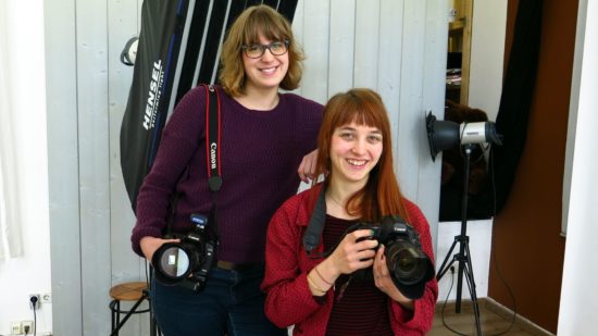 Laura und Josephin machen die Blende auf.