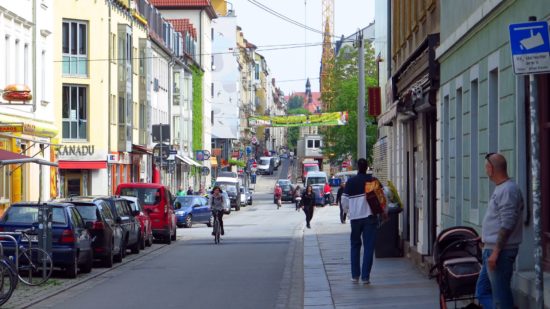 Auf Video-Überwachung wird fälschlicherweise noch hingewiesen, aber das Parkverbotsschild fehlt seit dem Umbau.