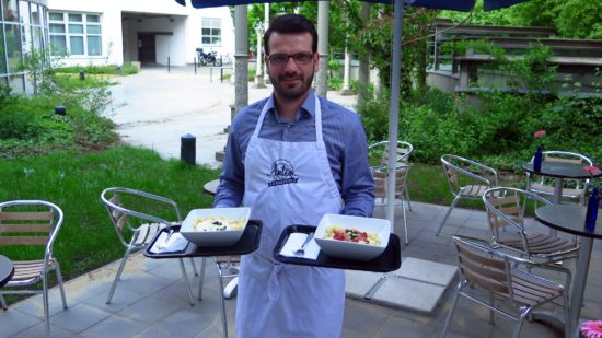 Es ist angerichtet. Pasta im Säulengarten.